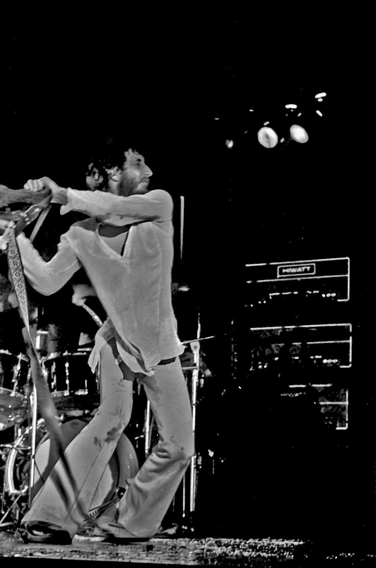 Townshend_smashing_guitar